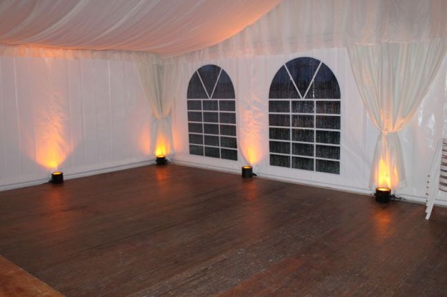 Plancher, éclairage, et vélums dans une tente de 150m²